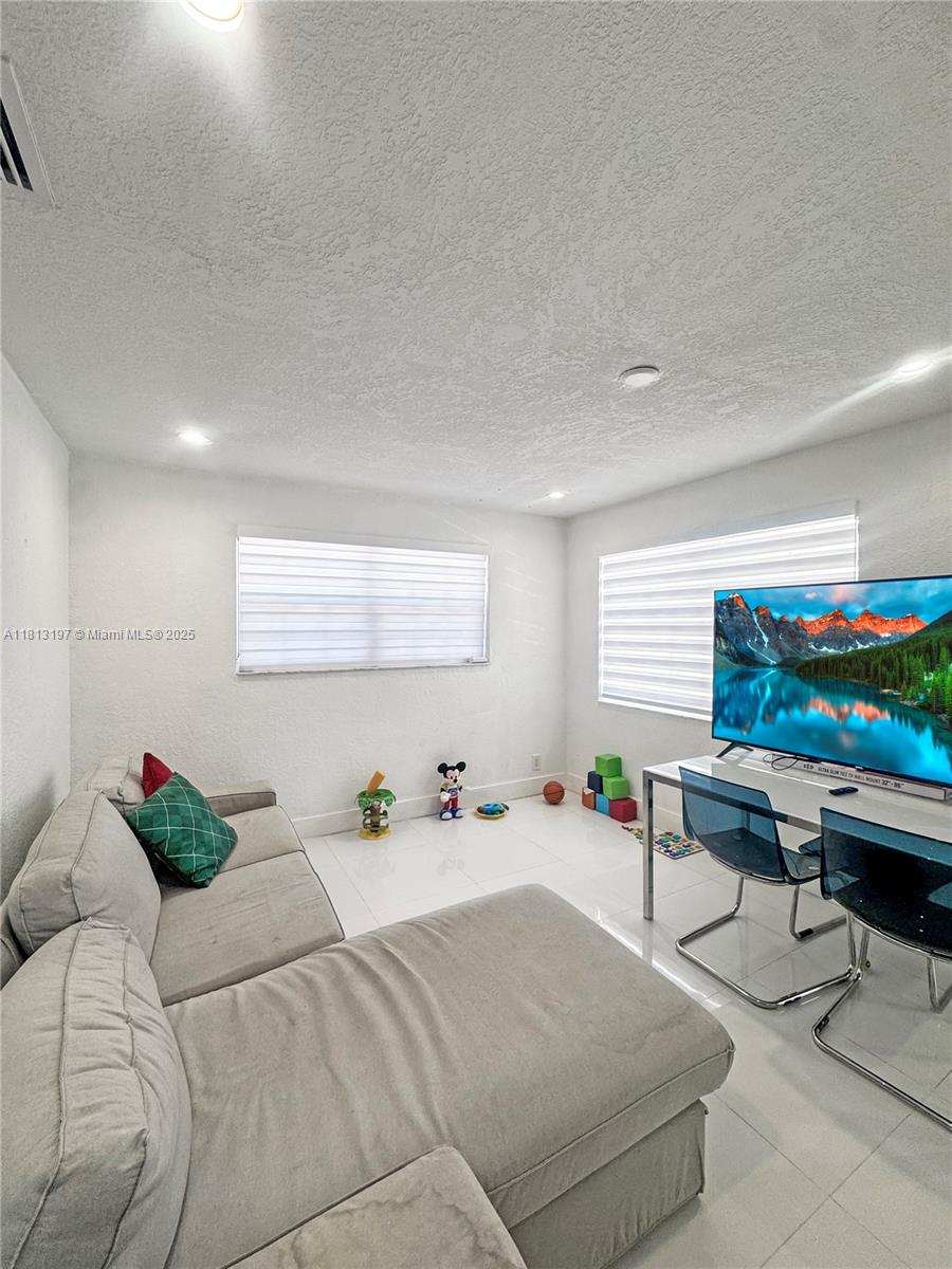 HIALEAH 5TH ADDN - Residential