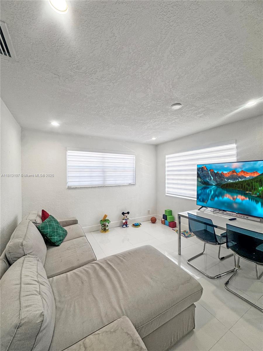 HIALEAH 5TH ADDN - Residential