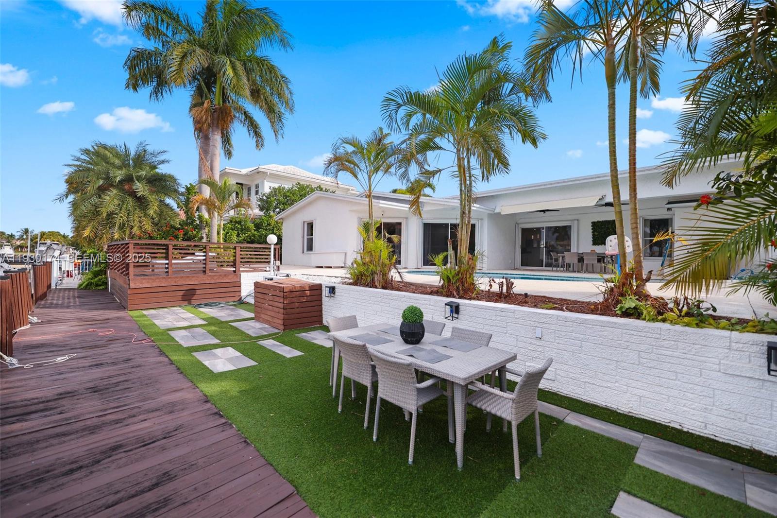 CORAL KEY VILLAS 3RD SEC - Residential