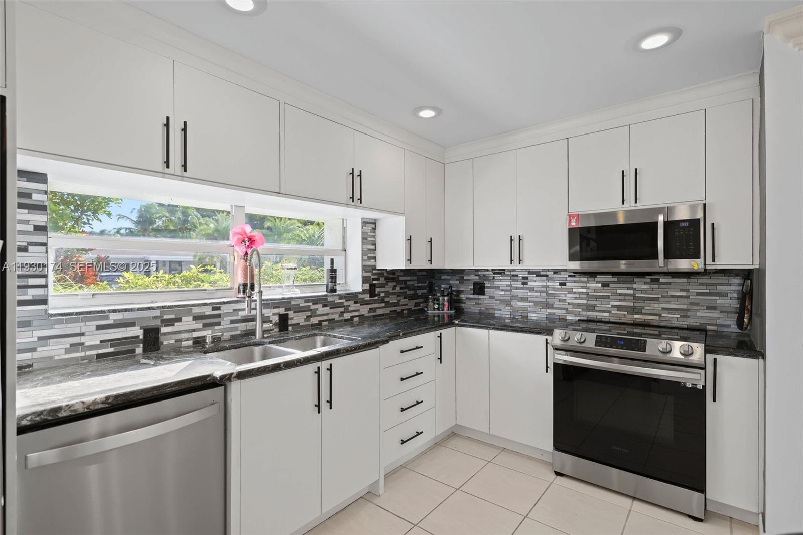 CORAL KEY VILLAS 3RD SEC - Residential