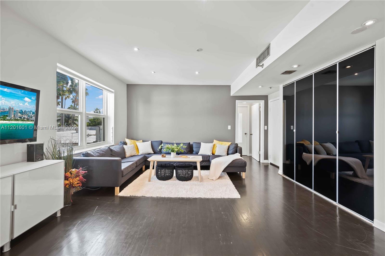 THE LEXINGTON EUCLID COND - Residential Lease