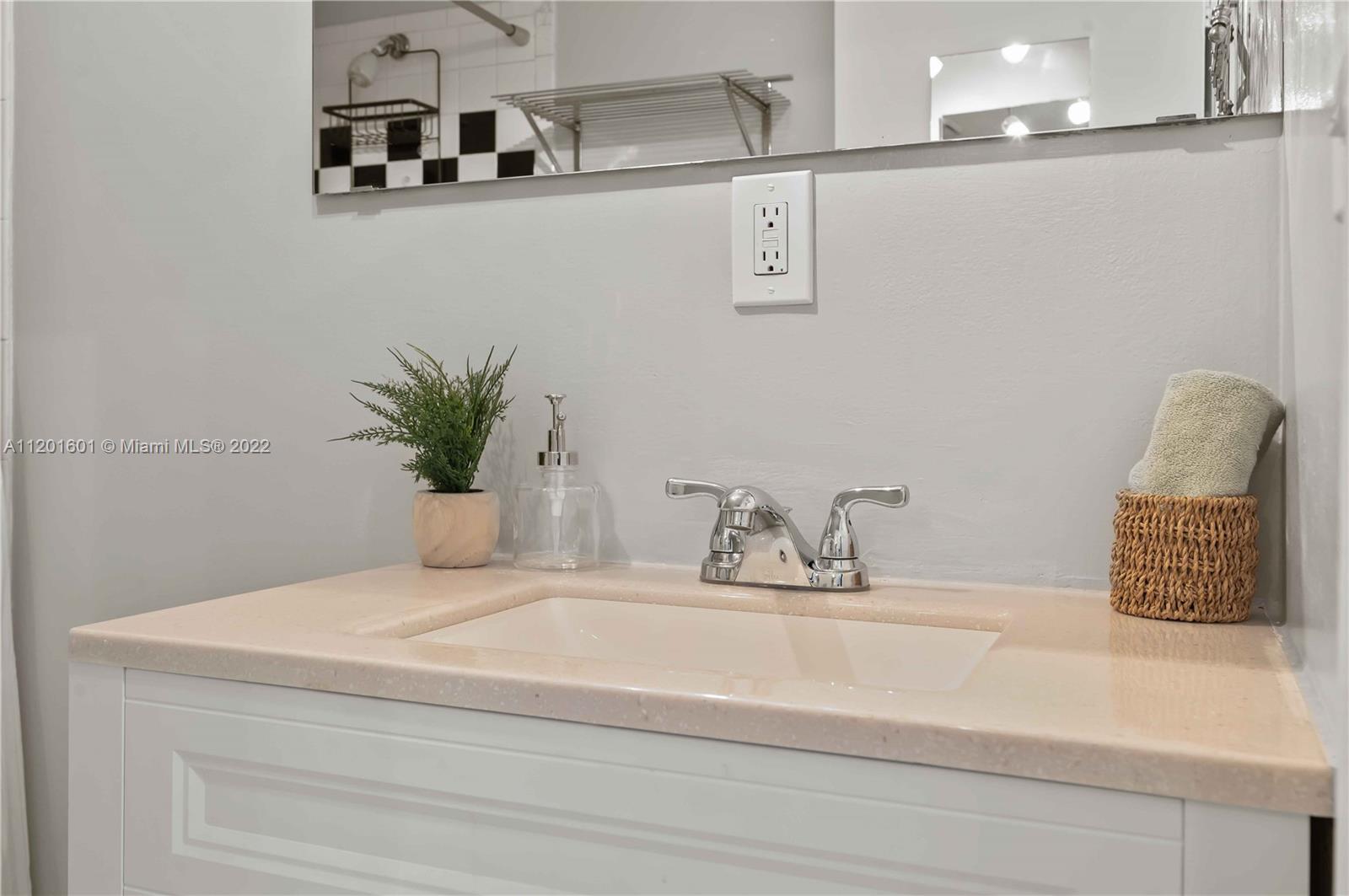 THE LEXINGTON EUCLID COND - Residential Lease