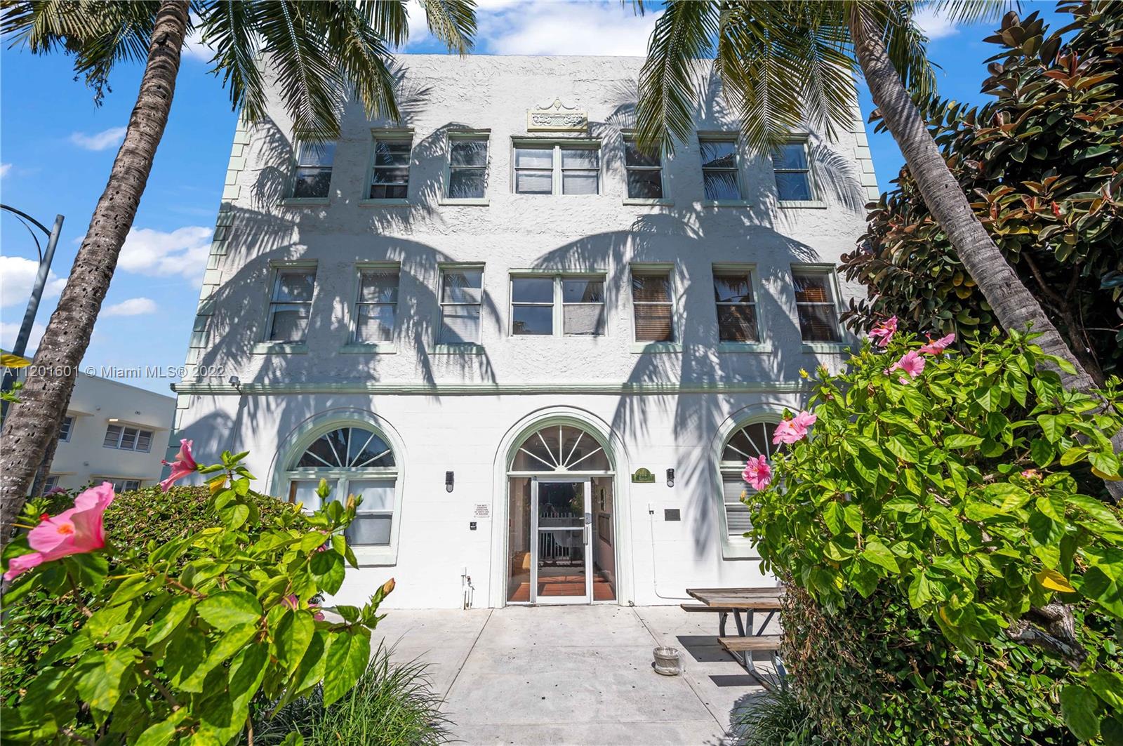 THE LEXINGTON EUCLID COND - Residential Lease