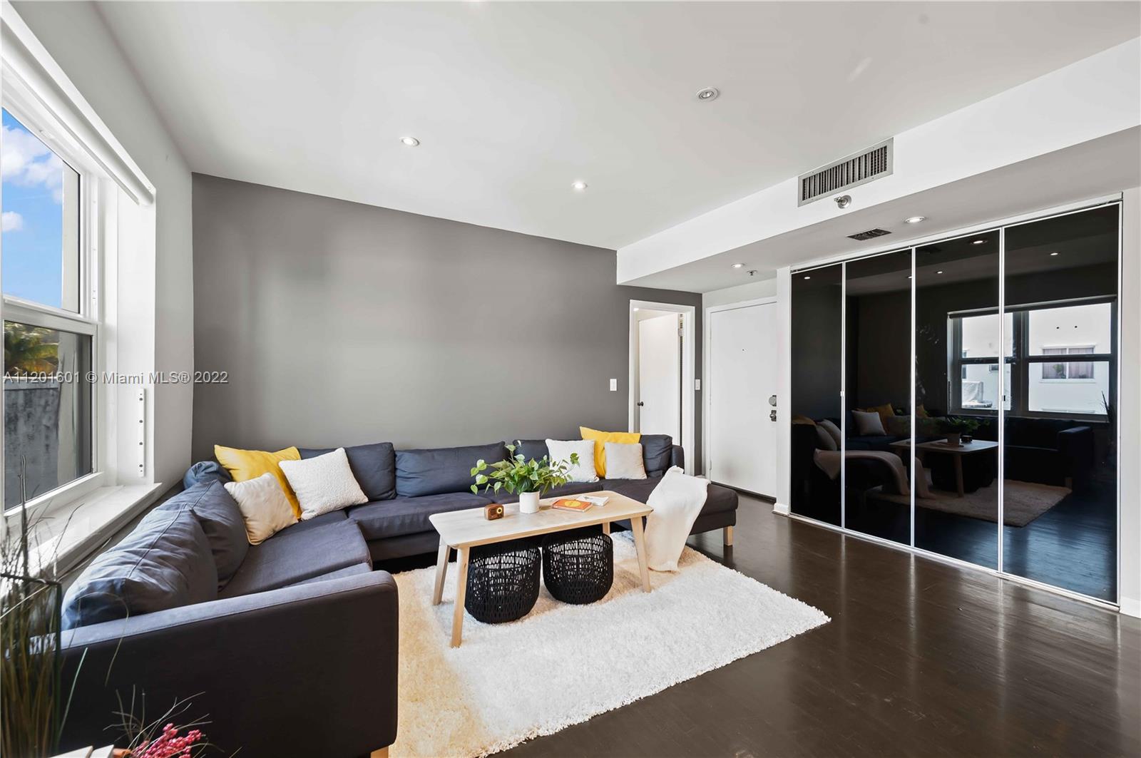 THE LEXINGTON EUCLID COND - Residential Lease