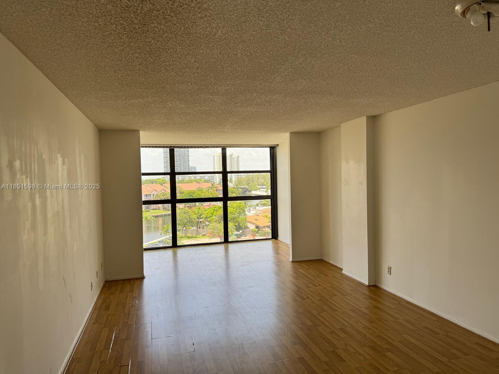 Investment opportunity. 1 bedroom 1.5 bathrooms. Dated unit in desirable location. Building amenities include 24h security/concierge, valet, gym, sauna, pool, tennis, extra storage, a movie room & more. Close to the beach, Gulfstream Park, Aventura Mall, all the restaurants.