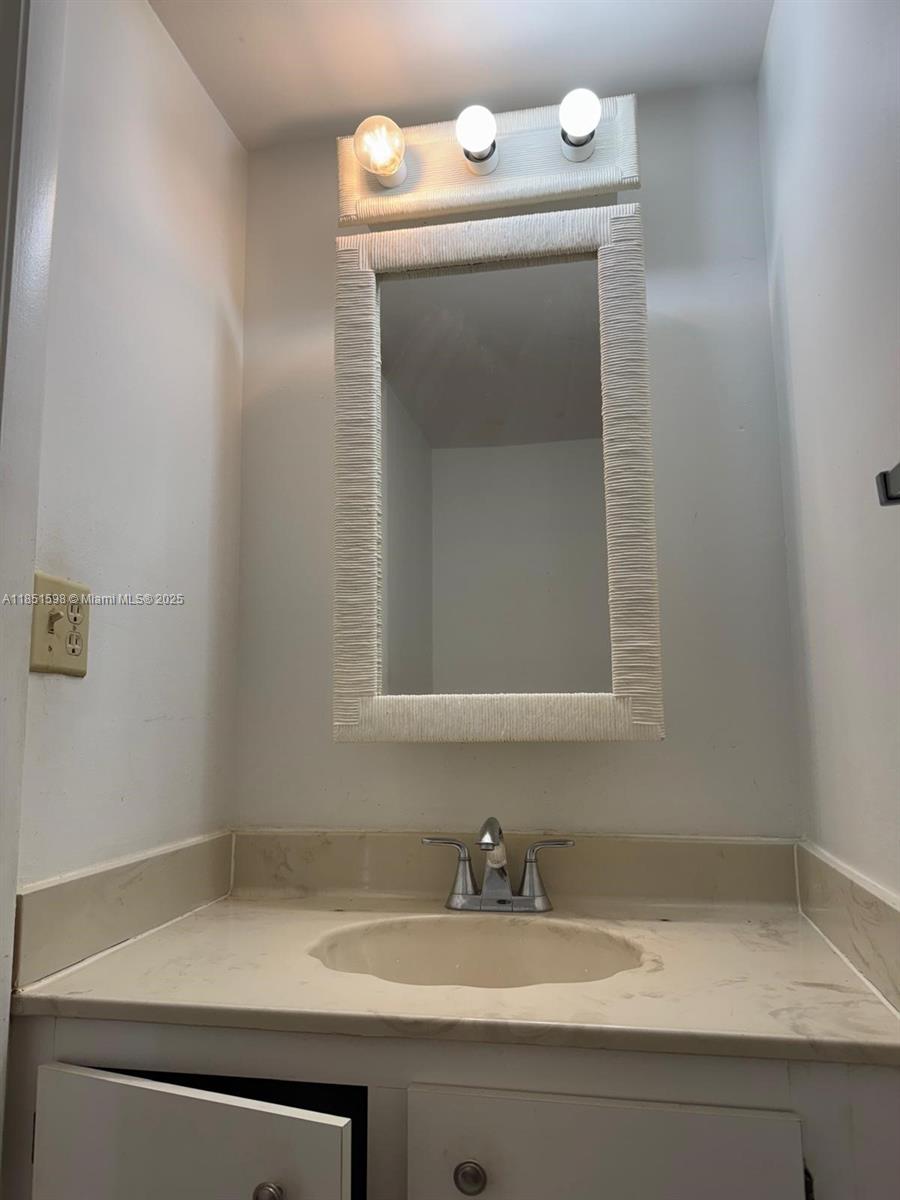 200 Leslie Dr 616