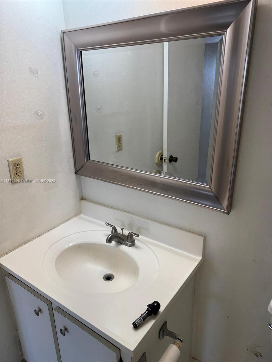 200 LESLIE CONDO - Residential