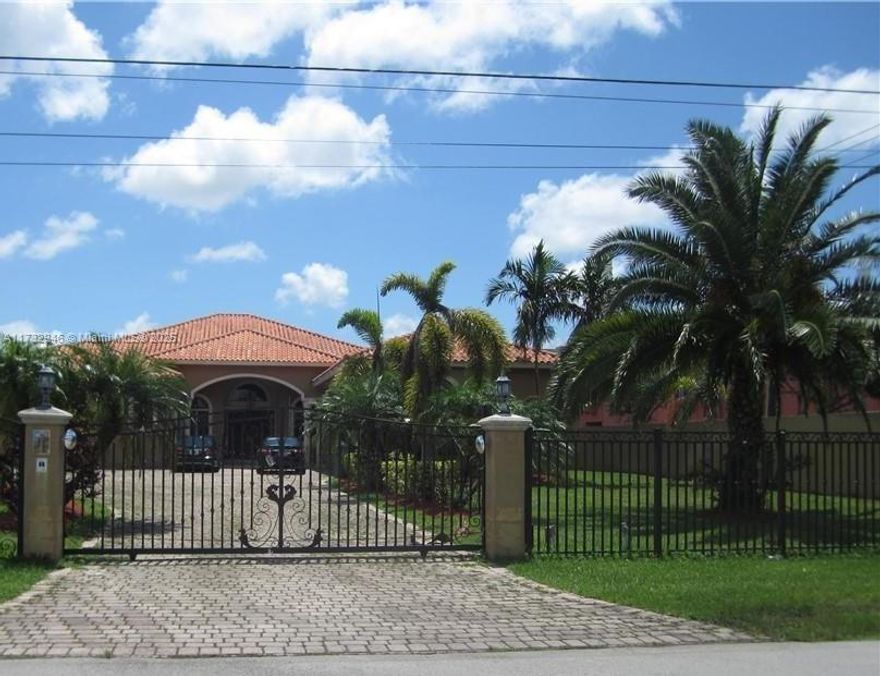 Experience elegance, comfort, and spacious living in this stunning
7-bedroom, 5-bathroom home with 3 garages and a new roof. Nestled on a
30,492-square-foot lot, this property boasts exquisite design and
luxurious details.
Step inside to expansive rooms with marble floors, soaring ceilings,
intricate moldings, and an impeccable layout perfect for relaxation
and entertaining.
Outside, enjoy a grand gazebo with its own kitchen, bedroom, and
bathroom – ideal for hosting guests or a private retreat.
Don’t miss this rare opportunity. Schedule your private tour today –
your dream home awaits!