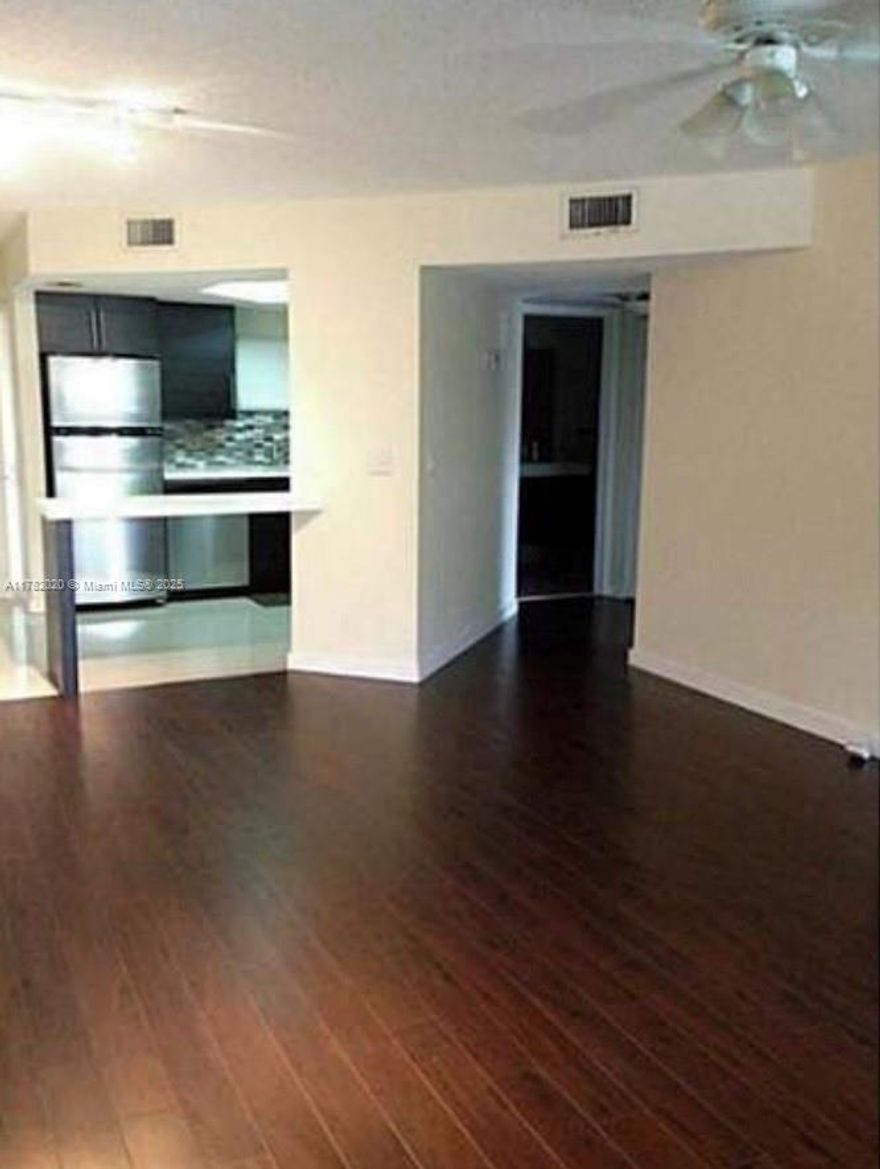 One bedroom apartment with great location in Doral near supermarkets, restaurants, shops, mayor highways. First floor unit, very good condition, laminated floors, washer and dryer conveniently located in unit. Community offers lots of amenities such as pool, tennis court, basketball court, gym and clubhouse.