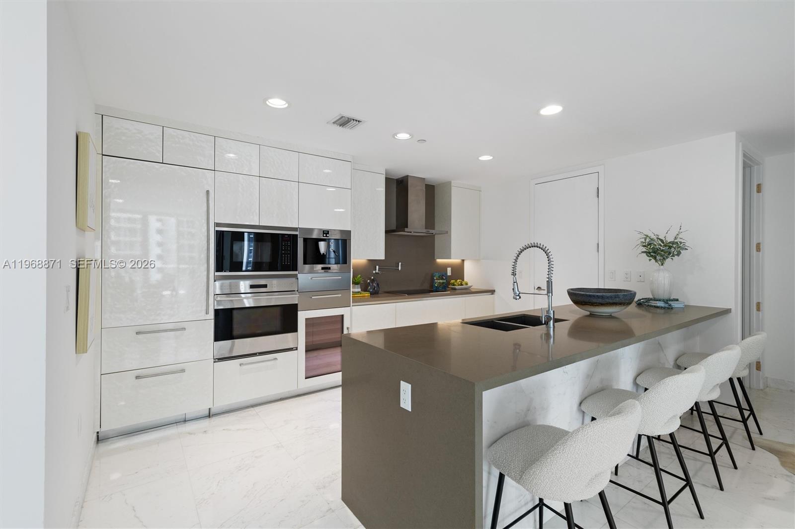 17475 Collins Ave 703