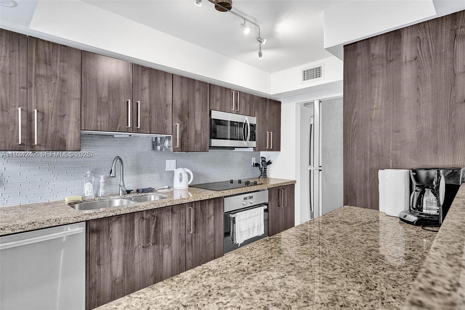 CARIBBEAN BREEZE CONDO - Residential