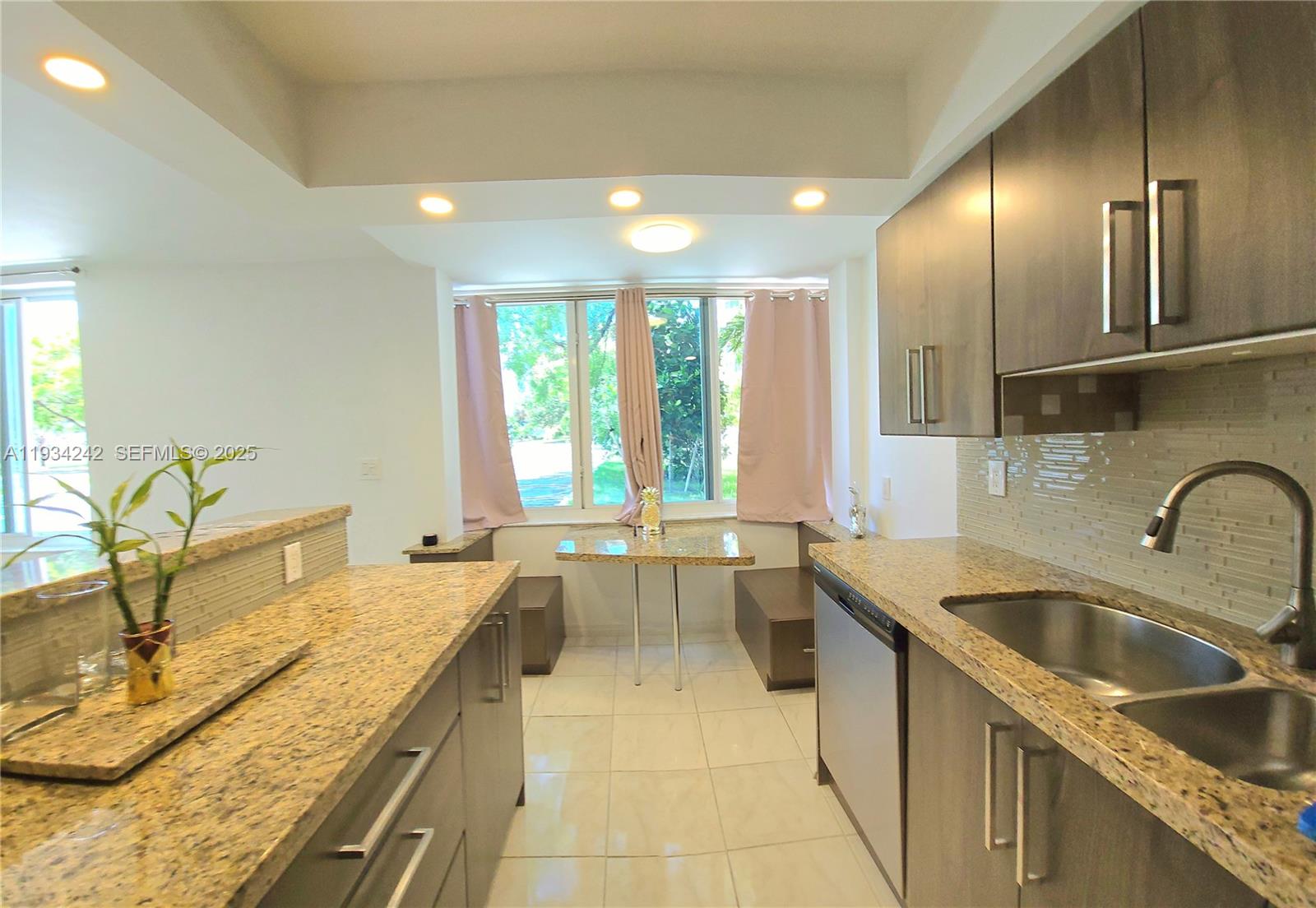 CARIBBEAN BREEZE CONDO - Residential