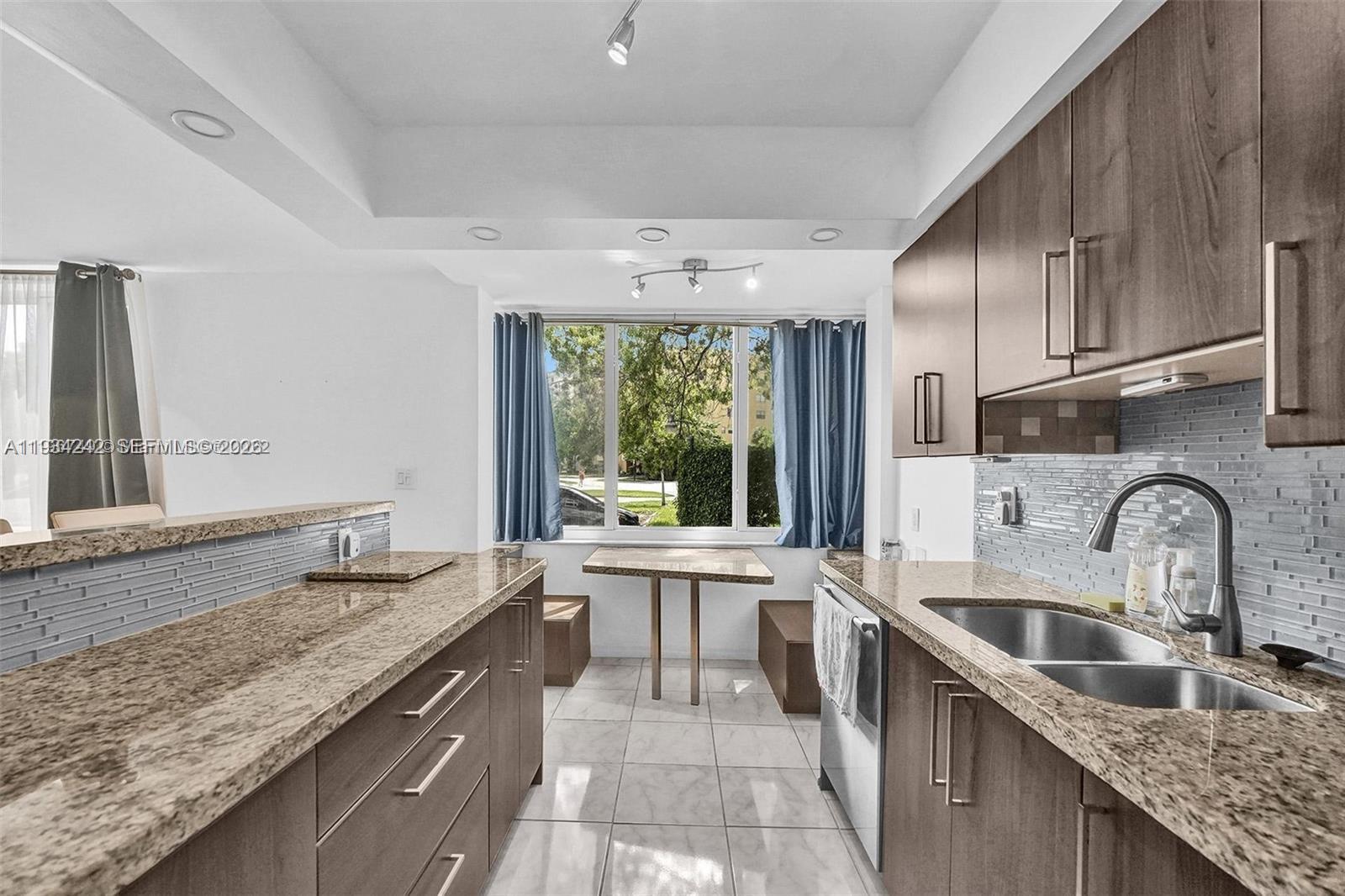 CARIBBEAN BREEZE CONDO - Residential