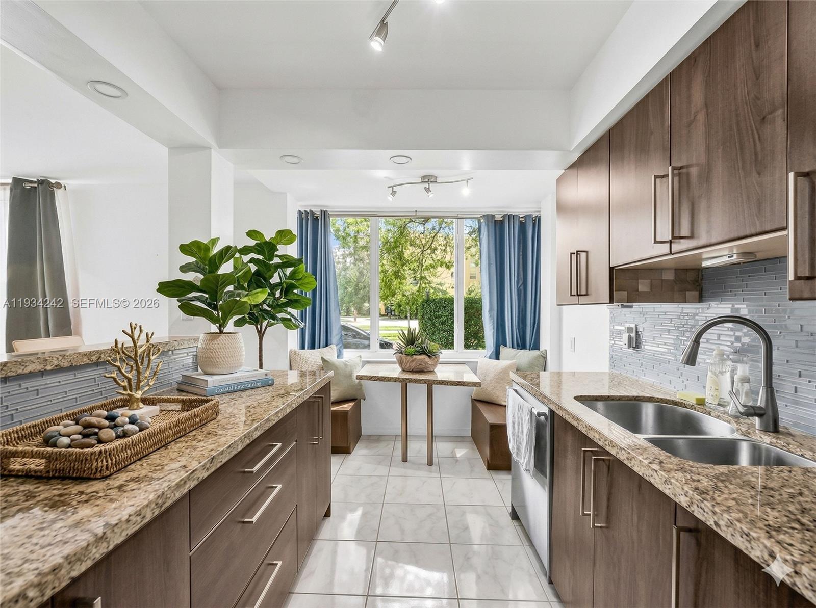 CARIBBEAN BREEZE CONDO - Residential