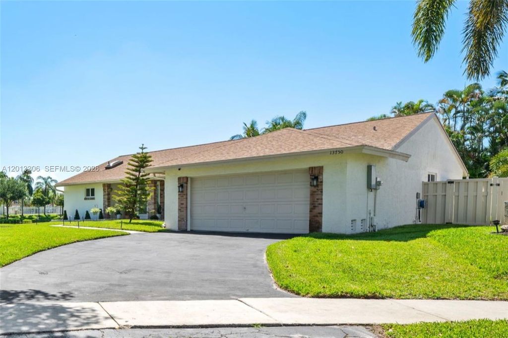 Photo of 13750 Green Cove Pl, Davie, FL 33325 (MLS # A12013306)