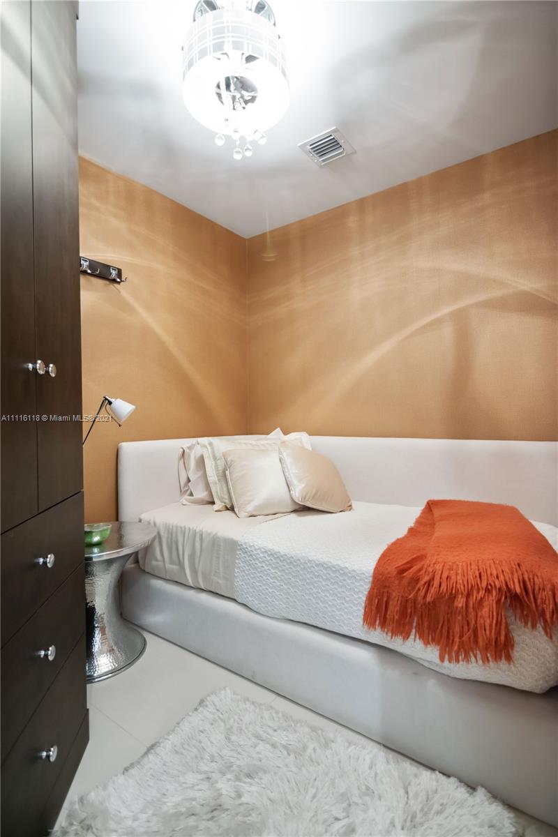 2711 HOLLYWOOD BEACH COND - Residential Lease