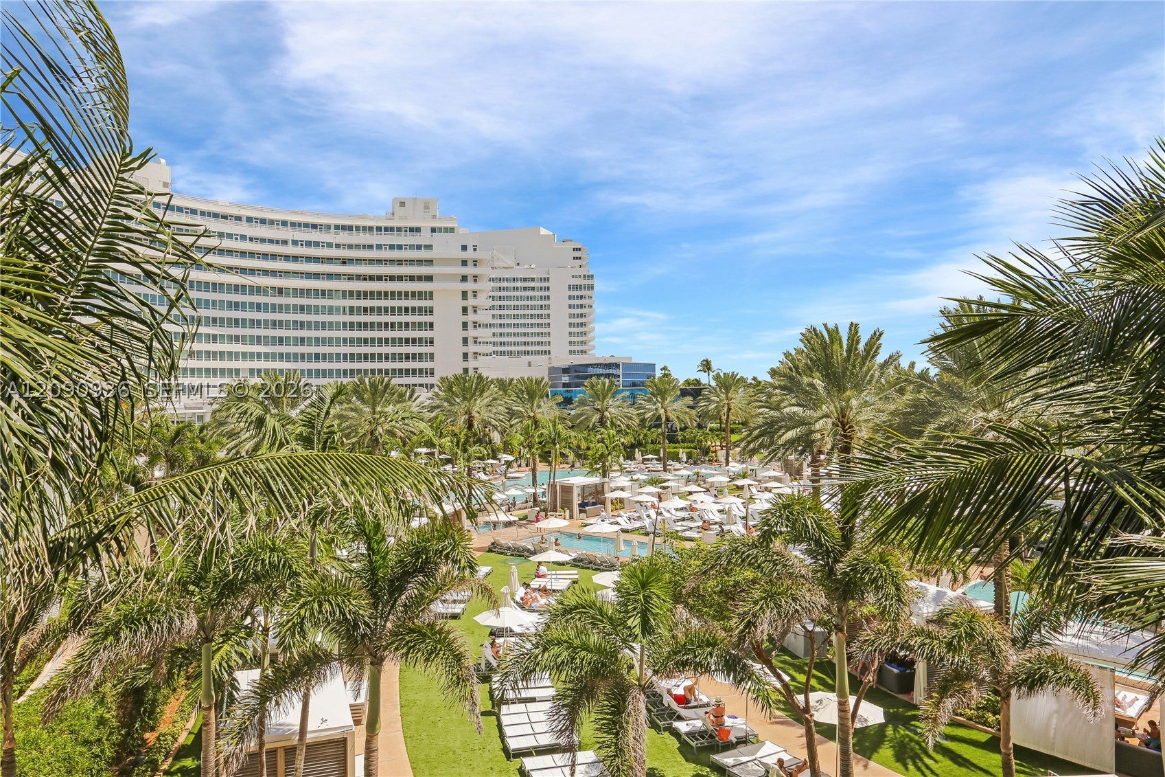 4391 Collins Ave 307