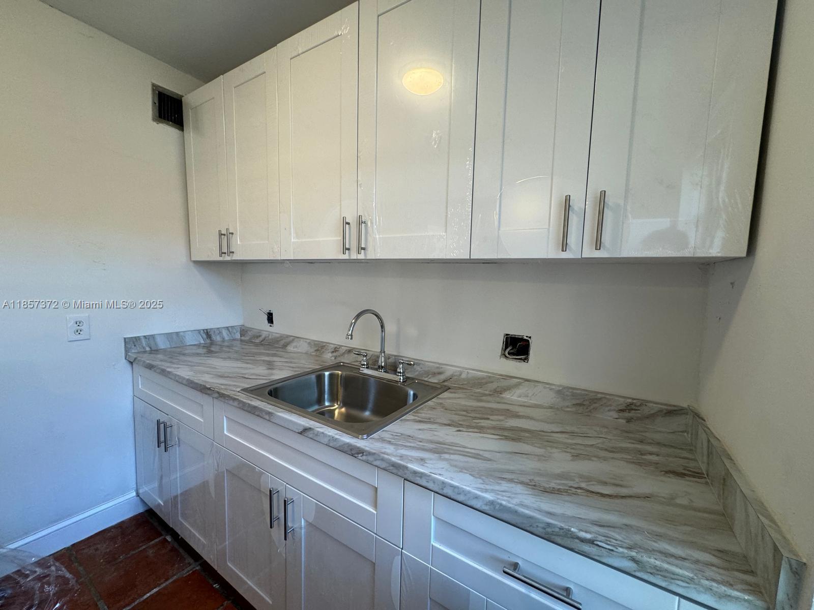 Enjoy the comfort and convenience of living in a privileged area. This cozy apartment with 2 bedrooms and 1 bathroom is ideal for couples, small families or professionals. Located close to everything transportation, shops, restaurants and more.