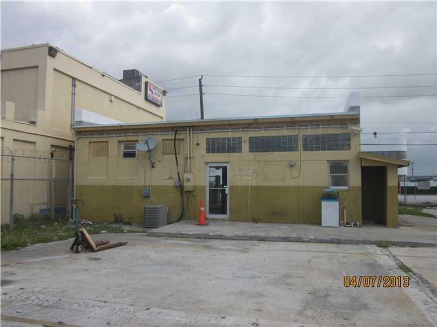 605 FT ON MIAMI RIVER. IDEAL FOR SHIPPING COMPANY AND CONTAINER CARGO. 1506 SQ.FT. OFFICE BUILDING. NEW ROOF LAST YEAR. TENTED THIS YEAR. INCLUDES TRUCK SCALES WEIGHT STATION THAT IS ADDITIONAL INCOME STREAM.
