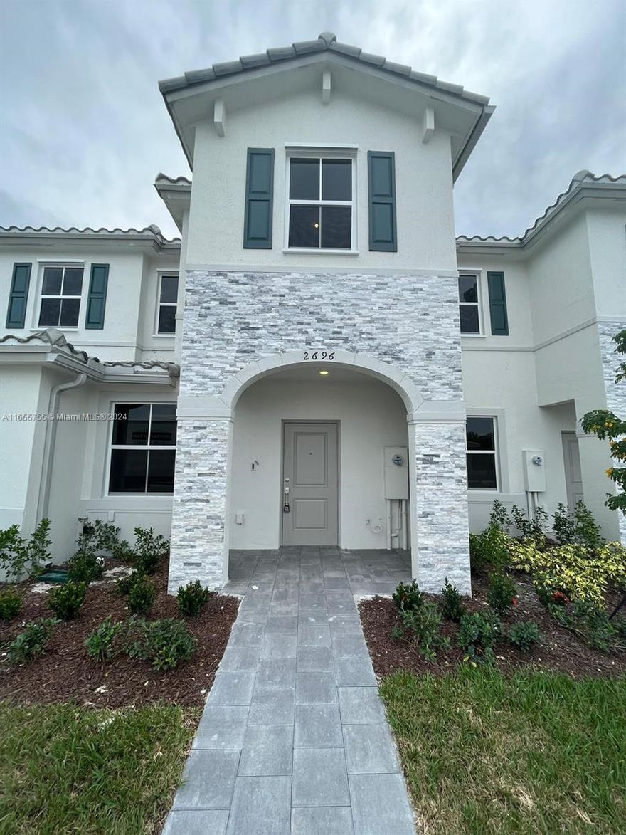 BEAUTIFUL VILLA, 3 Bed/2.5 Bath. 2 Parking Spaces. Located in the Exclusive Homestead Community The Riviera. Open-concept floor Plan with Lots of Natural Light Throughout. Kitchen with Stainless Steel Appliances. Washer and Dryer Inside. Fenced Outdoor Patio Area. The clubhouse includes a Pool and gym. Best Area of Homestead, Walking Distance to Schools, Baptist Hospital, restaurants, and Shops. Easy Access to the Turnpike.
