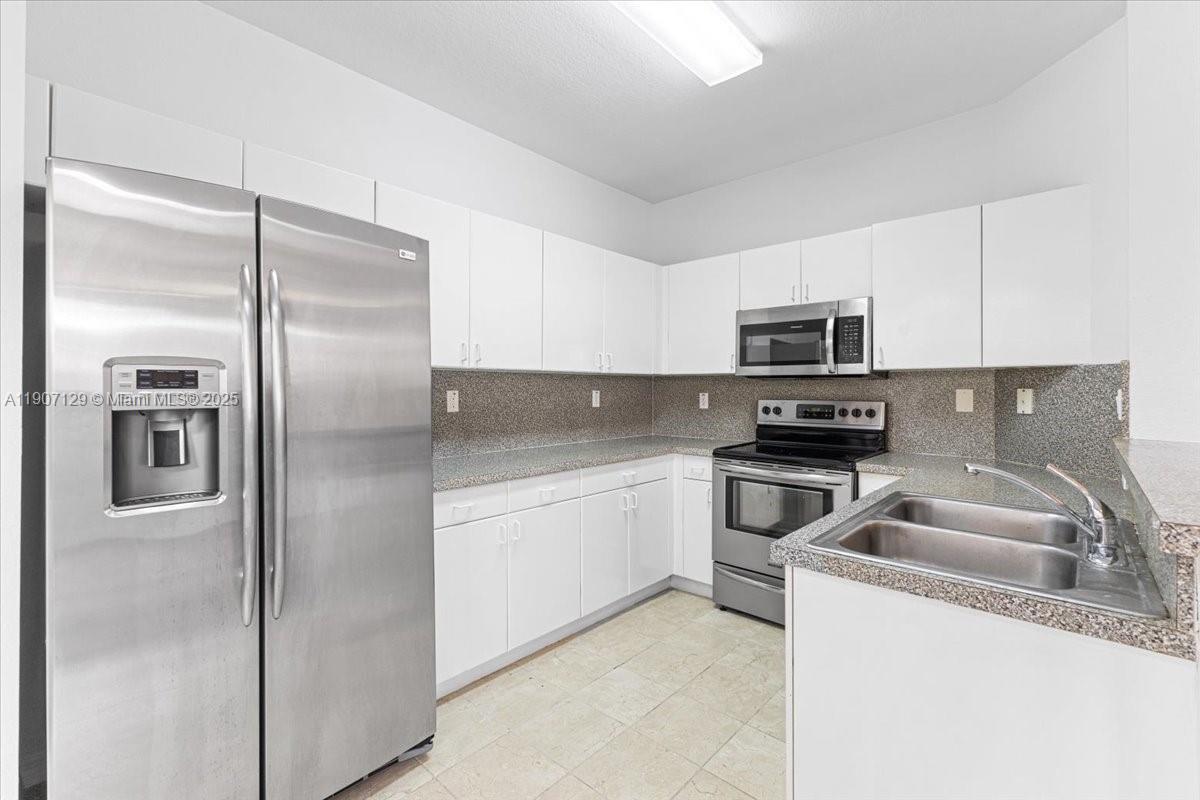 KENDALL BREEZE - Residential Lease