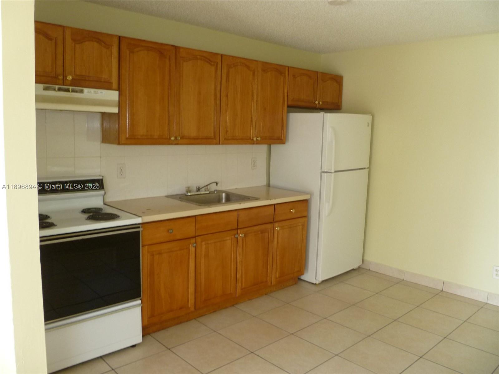 HOLLYWOOD PARK - Residential Lease