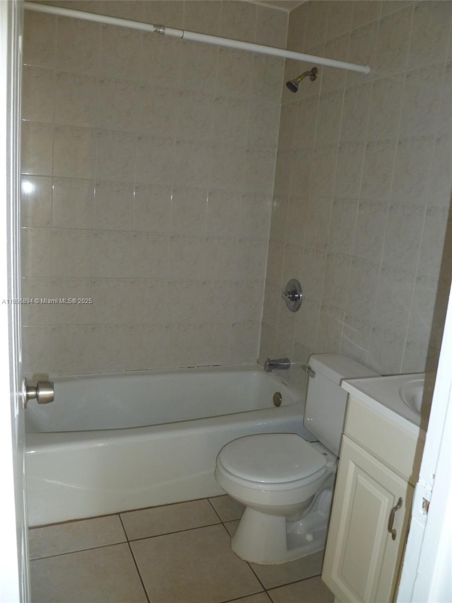 HOLLYWOOD PARK - Residential Lease