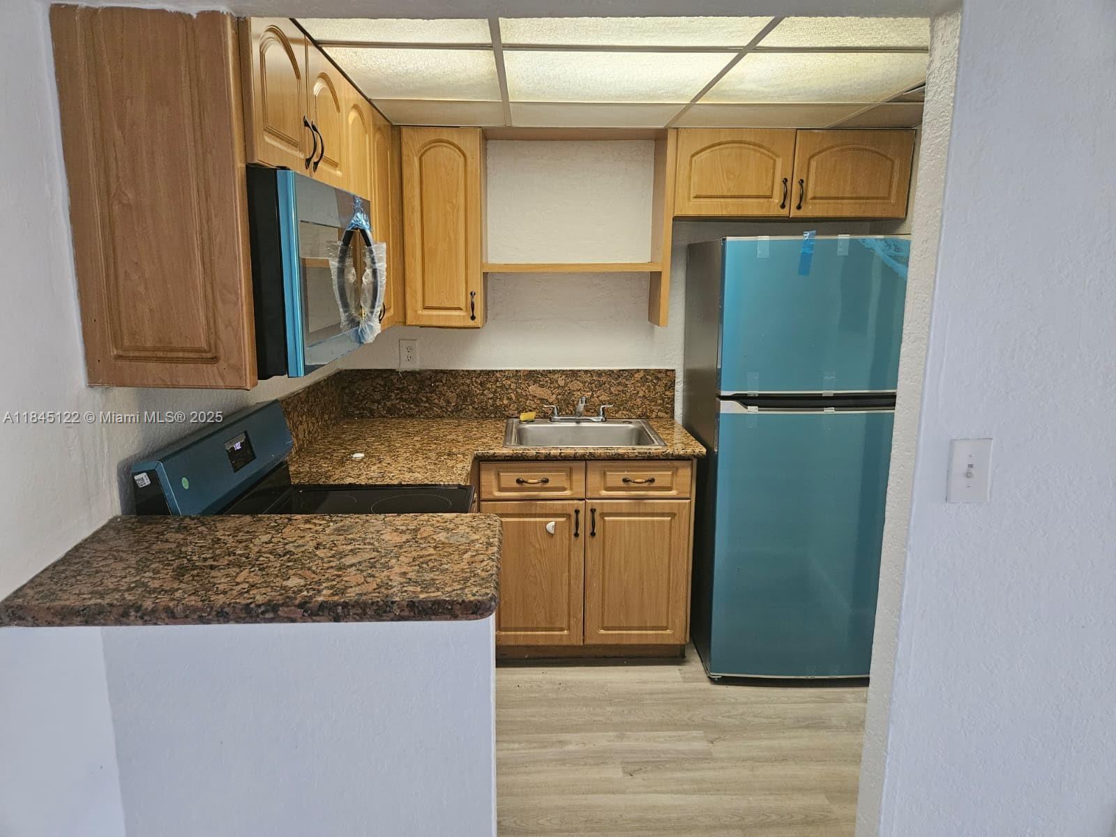A fantastic fully rehabbed 2/1 condo on the ground floor. Unit has brand new kitchen appliances in a beautiful building with large pool and club house.