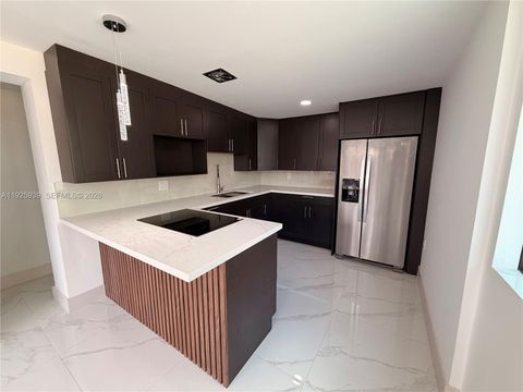 3527 NW 17th St Miami FL 33125