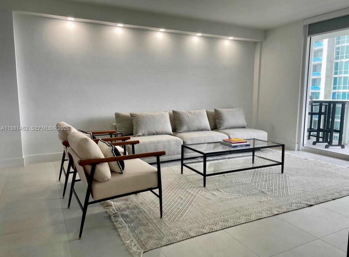 10275 Collins Ave 933