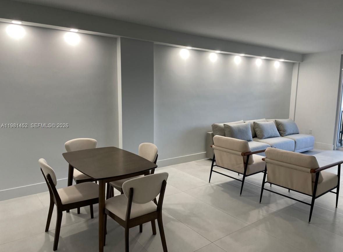 10275 Collins Ave 933