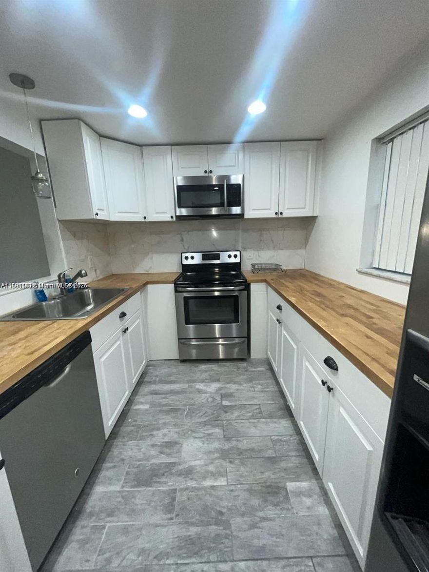 This beautifully renovated 1-bedroom, 1-bathroom ground-floor unit offers the perfect blend of comfort and convenience. It features a spacious screened-in porch and an in-unit washer and dryer. Available for move-in starting November 1st, 2025. Please do not disturb the current tenant. The HOA application with detailed requirements is attached; applicants must have a minimum credit score of 680 and an annual income of at least $50,000. Text the listing agent with any questions. Don’t miss out on this fantastic opportunity! 

***Showings are by appointment only through ShowingTime and are available on Thursdays and Fridays only.***