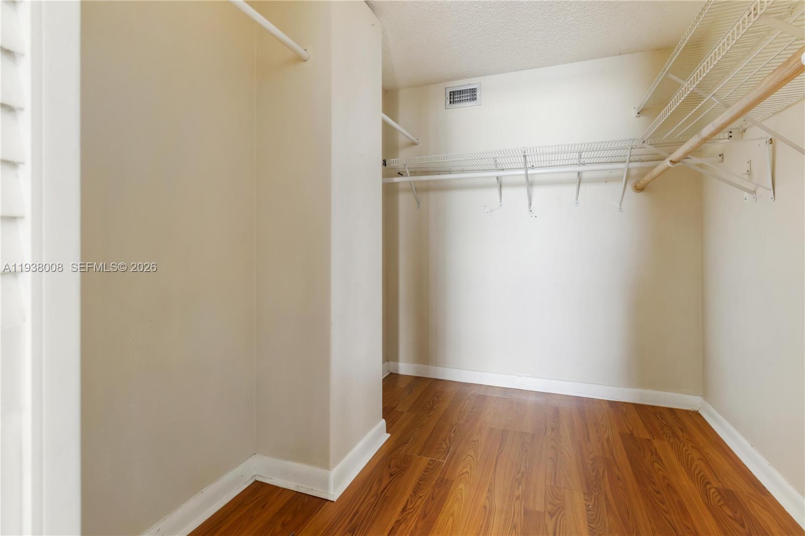 LAKE EMERALD CONDOMINIUM - Residential