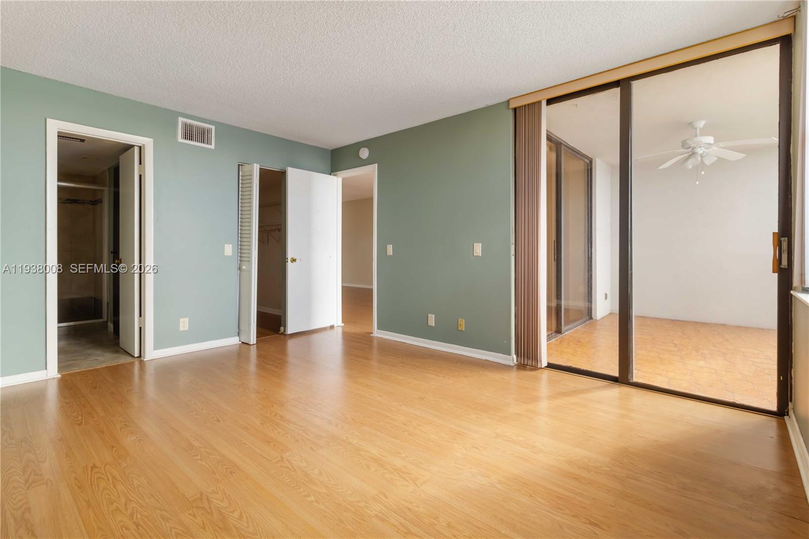 LAKE EMERALD CONDOMINIUM - Residential