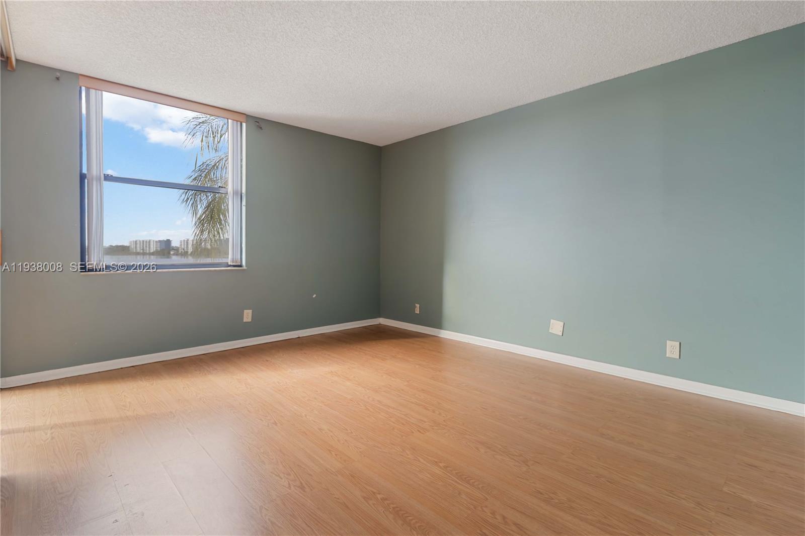 LAKE EMERALD CONDOMINIUM - Residential