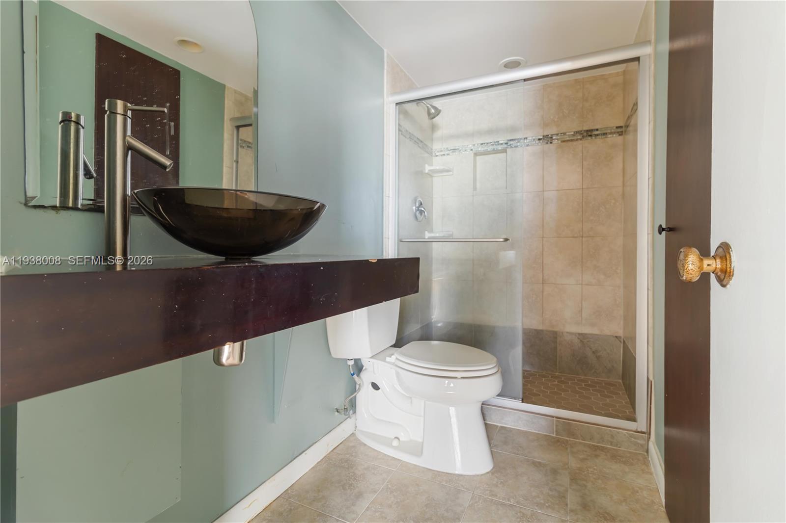 LAKE EMERALD CONDOMINIUM - Residential