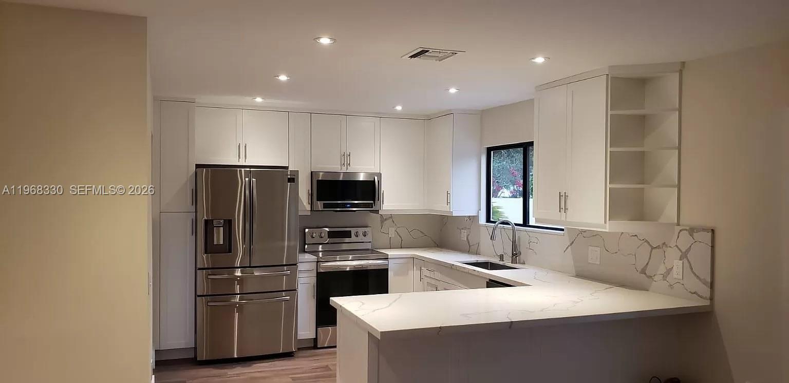 BRIAR BAY TOWNHOUSE ESTAT - Residential Lease