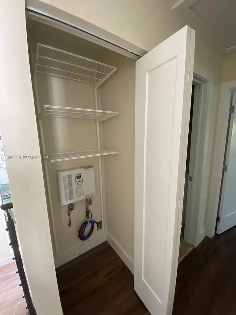 BRIAR BAY TOWNHOUSE ESTAT - Residential Lease