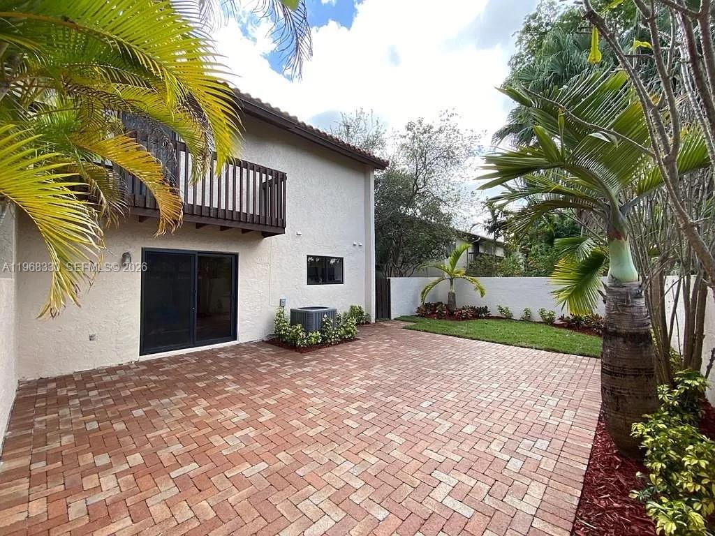 BRIAR BAY TOWNHOUSE ESTAT - Residential Lease