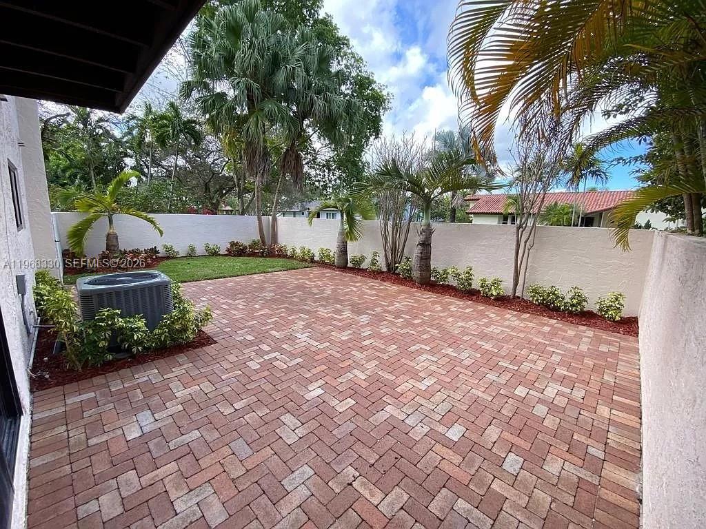 BRIAR BAY TOWNHOUSE ESTAT - Residential Lease