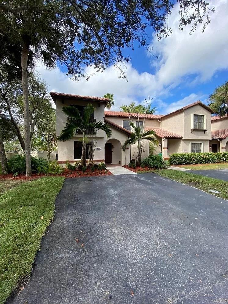 BRIAR BAY TOWNHOUSE ESTAT - Residential Lease