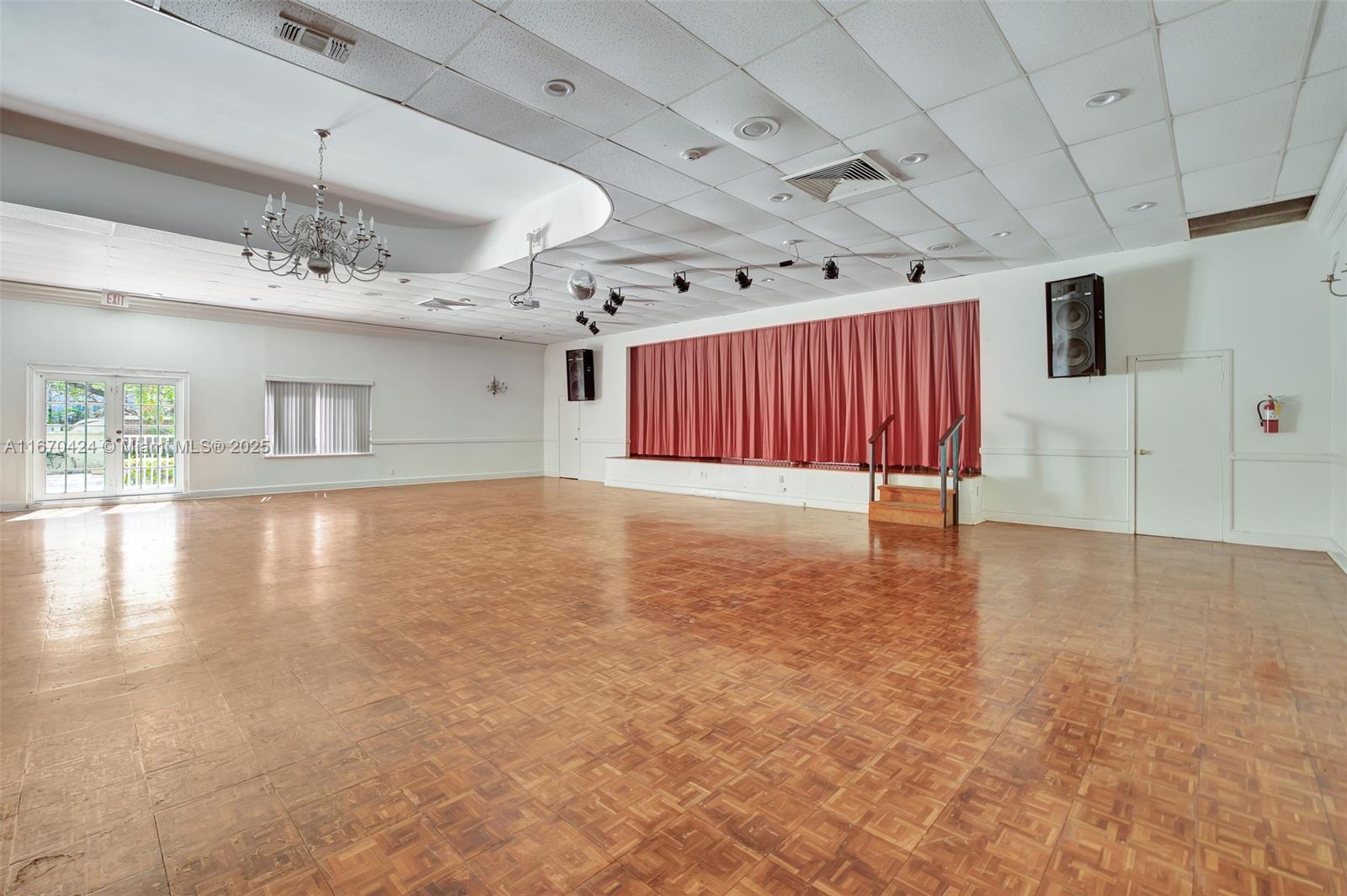 HALLMARK OF HOLLYWOOD CON - Residential