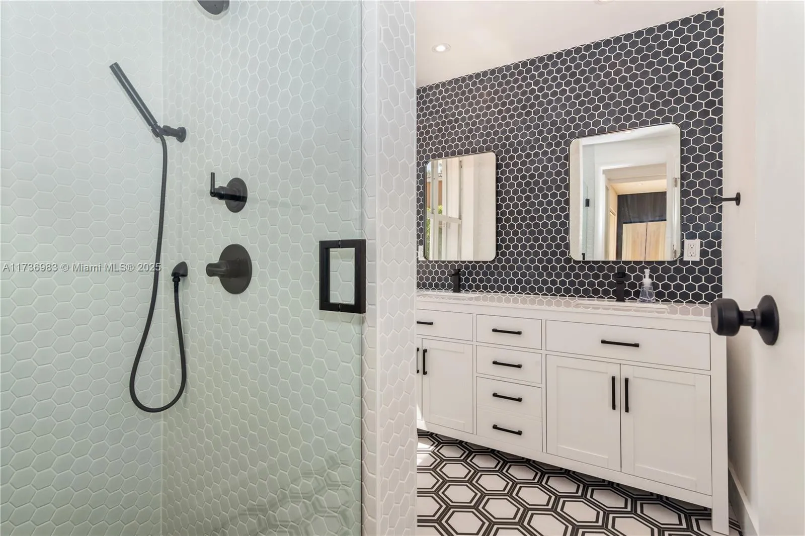 Miami, Florida 33133, United States, 3 Bedrooms Bedrooms, ,2 BathroomsBathrooms,Residential,Pending,10105