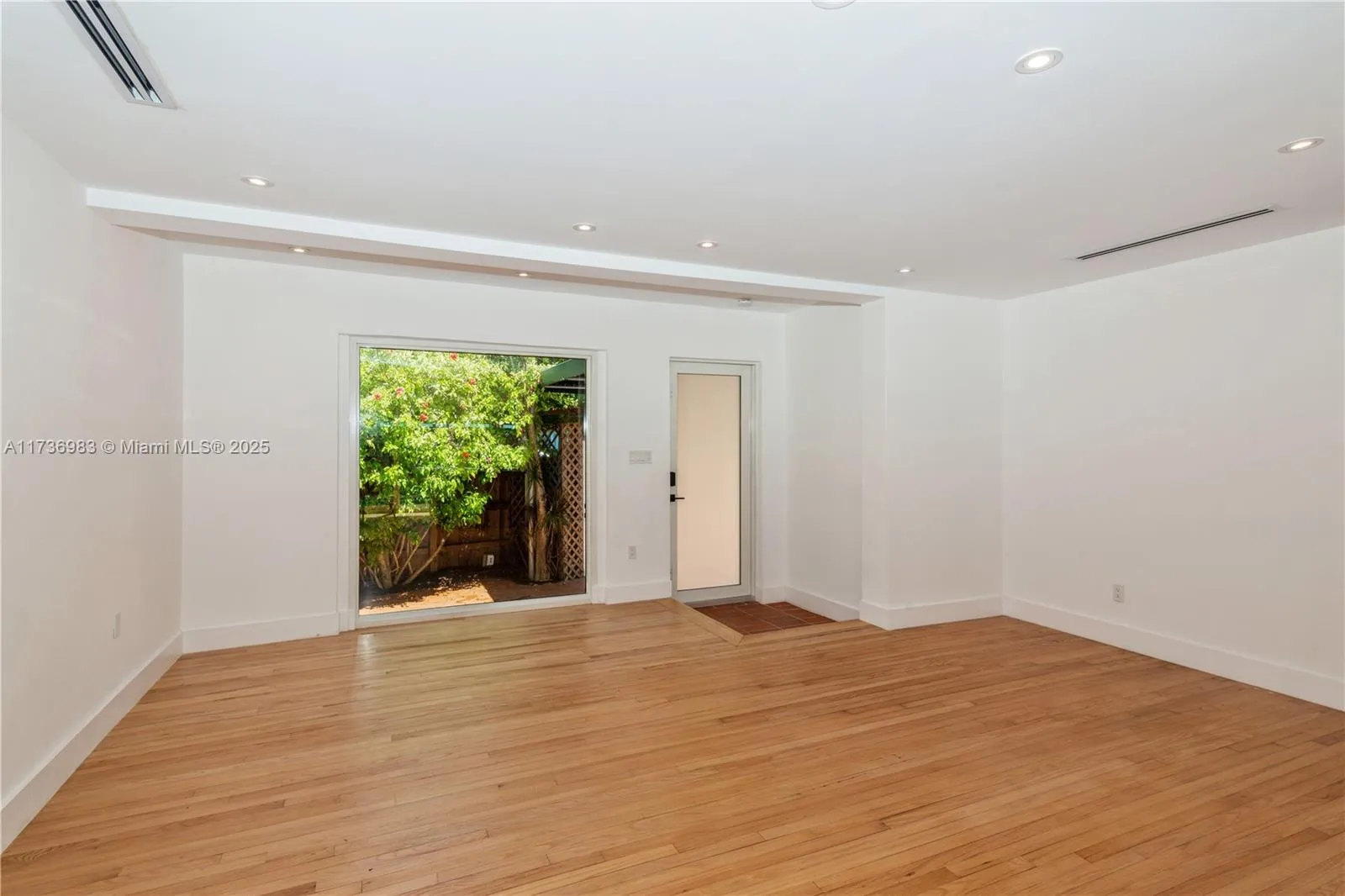 Miami, Florida 33133, United States, 3 Bedrooms Bedrooms, ,2 BathroomsBathrooms,Residential,Pending,10105