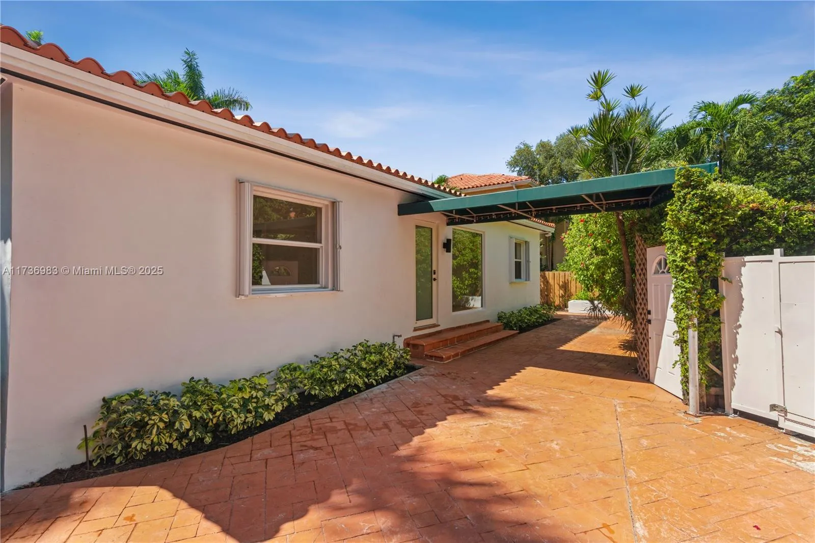 Miami, Florida 33133, United States, 3 Bedrooms Bedrooms, ,2 BathroomsBathrooms,Residential,Pending,10105