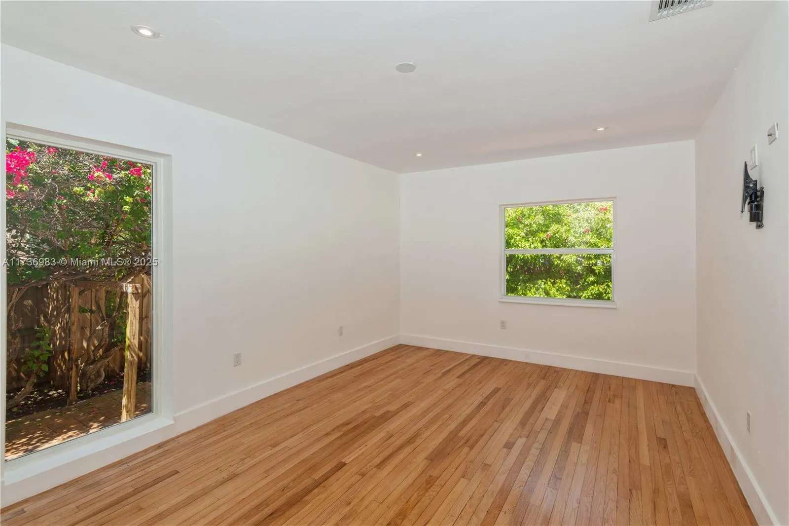 Miami, Florida 33133, United States, 3 Bedrooms Bedrooms, ,2 BathroomsBathrooms,Residential,Pending,10105