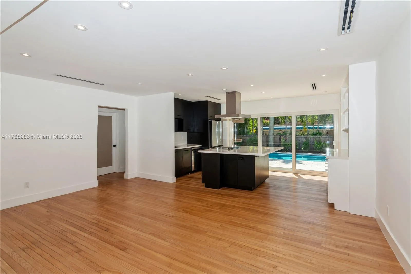 Miami, Florida 33133, United States, 3 Bedrooms Bedrooms, ,2 BathroomsBathrooms,Residential,Pending,10105