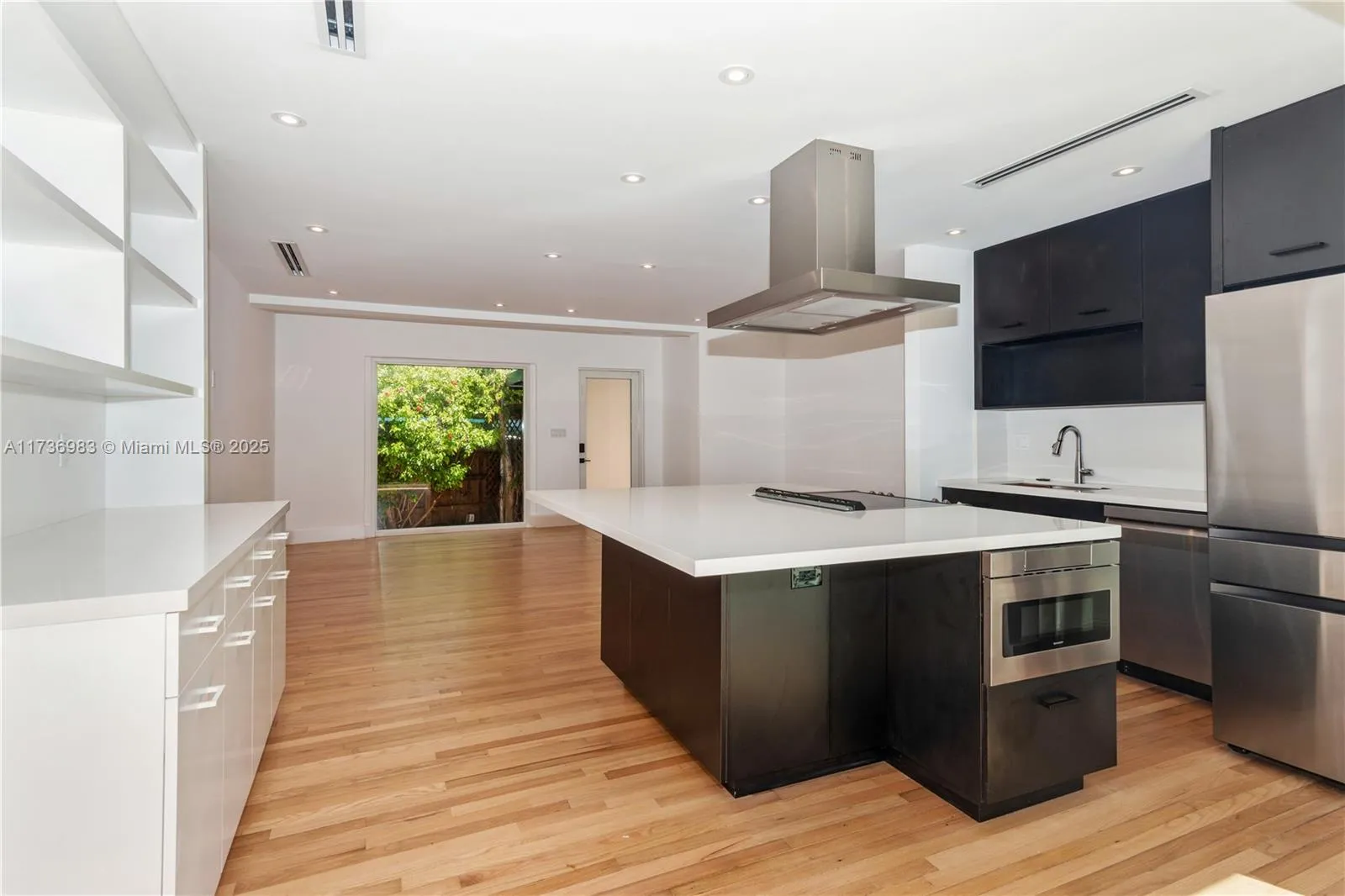 Miami, Florida 33133, United States, 3 Bedrooms Bedrooms, ,2 BathroomsBathrooms,Residential,Pending,10105