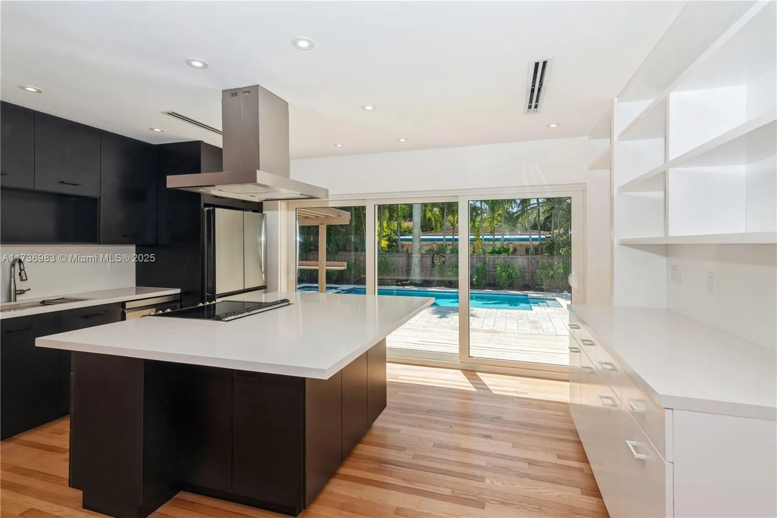 Miami, Florida 33133, United States, 3 Bedrooms Bedrooms, ,2 BathroomsBathrooms,Residential,Pending,10105