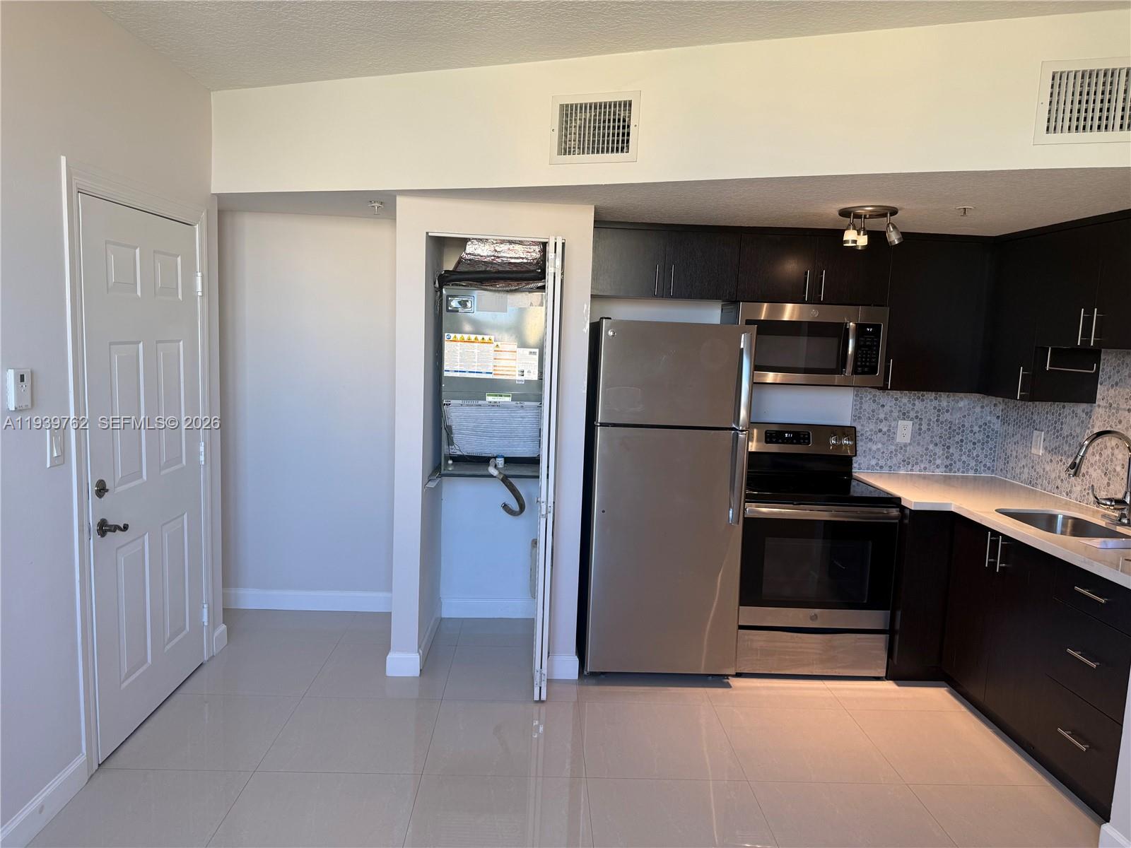 DIXIE GROVE RESIDENCES CO - Residential Lease